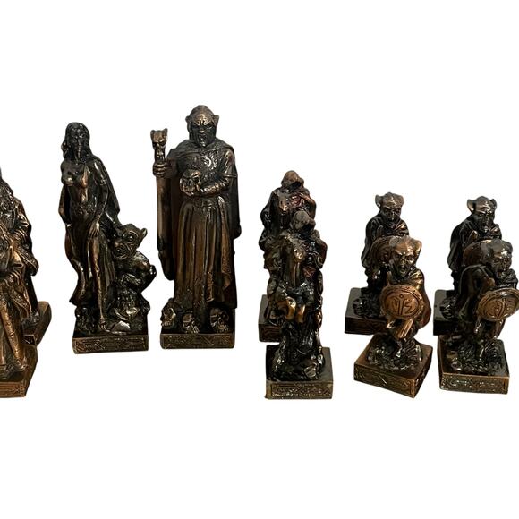 Design Toscano Mystical Legends Chess Set Silver Copper - Picture 15 of 16